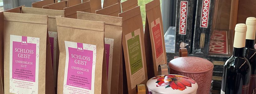Blick in den Shop von Schloss Habsburg: Teemischungen, Geschenk-Boxen, Spiele und mehr.