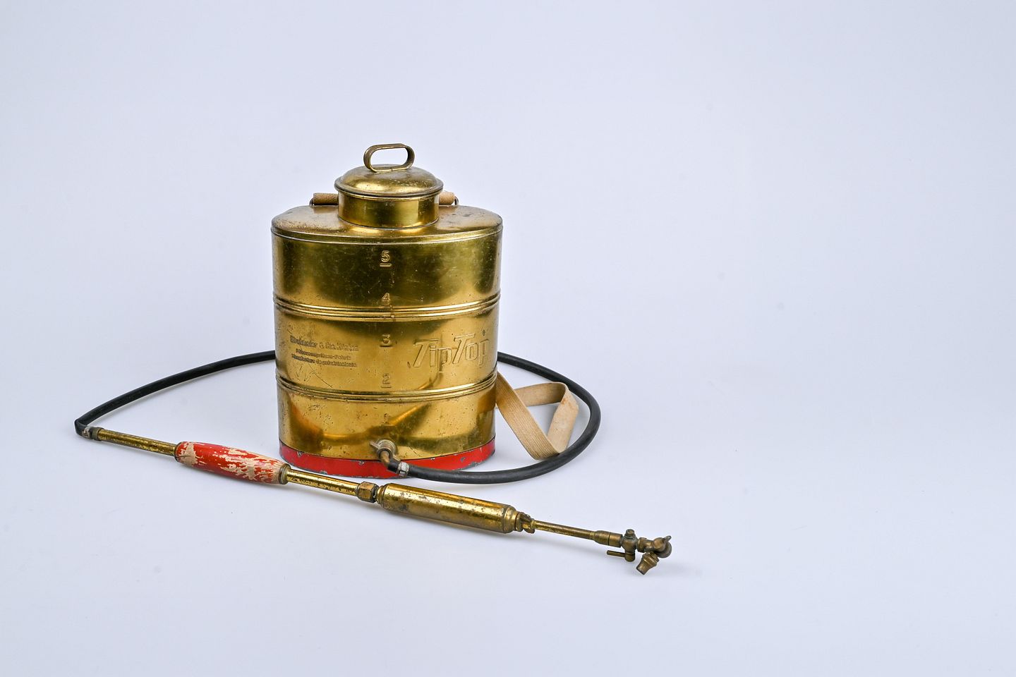 Eine Rückenspritze von Birchmeier vor weissem Hintergrund.