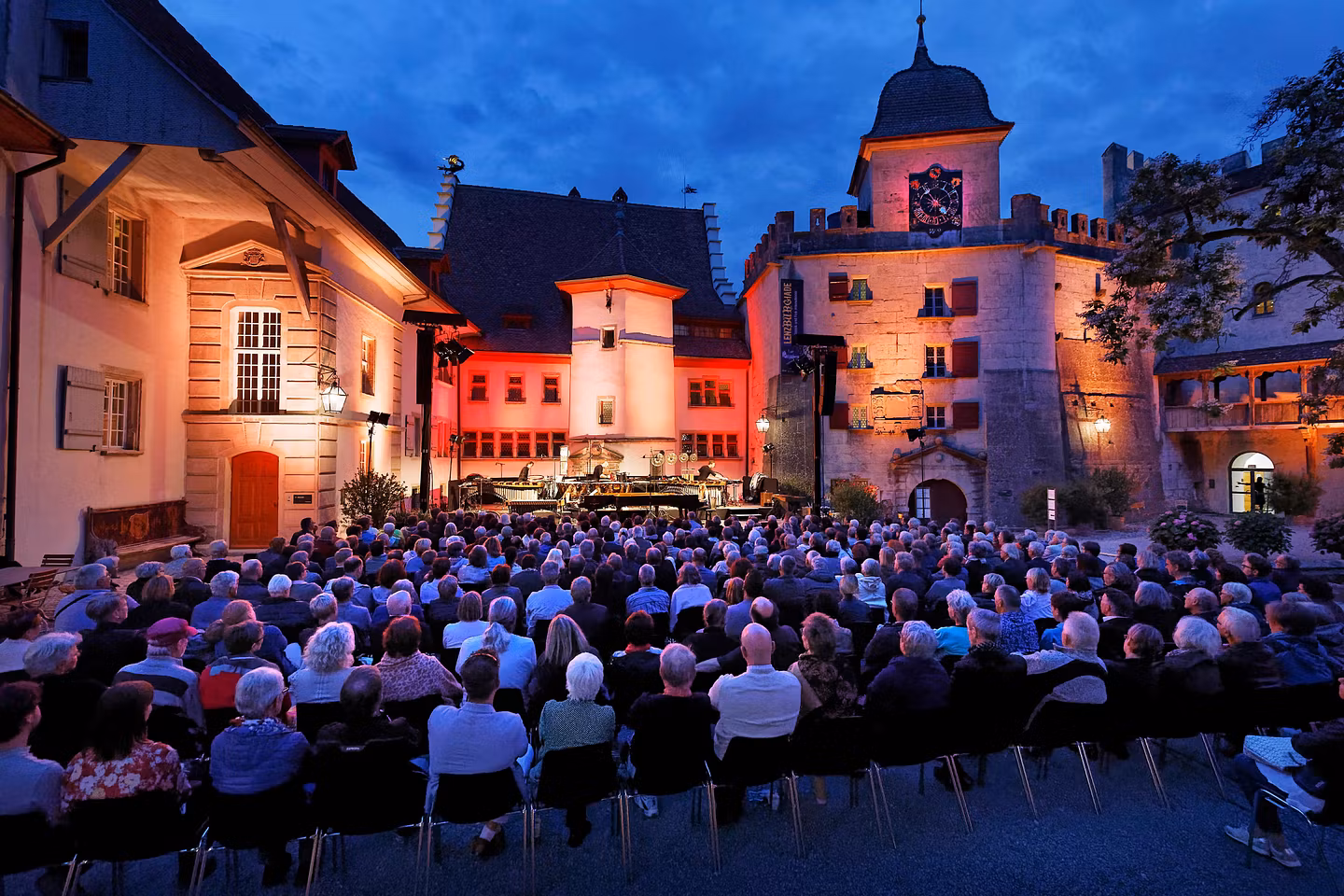 Ein Publikum hört ein klassisches Konzert im Hof von Schloss Lenzburg