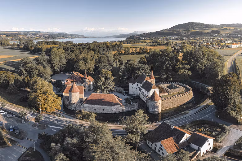 Luftaufnahme von Schloss Hallwyl, im Hintergrund der Hallwilersee