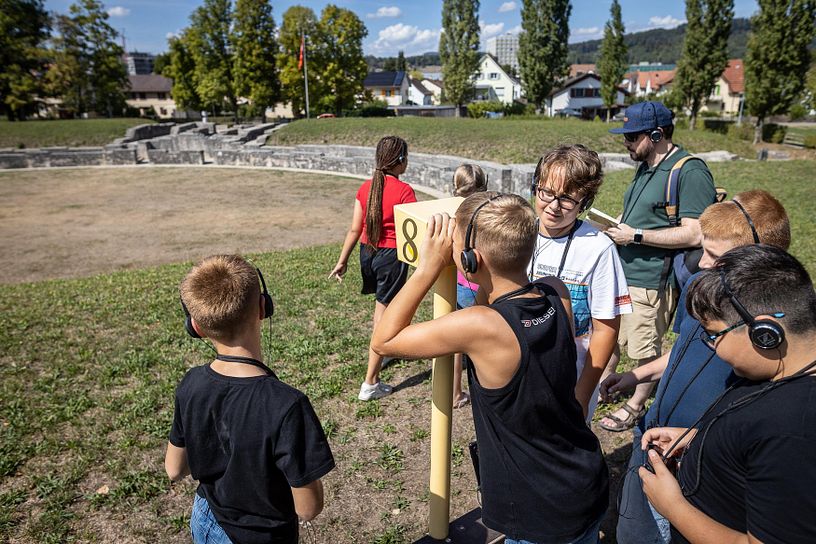 Schulklasse erkundet den Legionärspfad auf der Spieltour "Ave Gladiator" mit Hilfe von Audioguides.