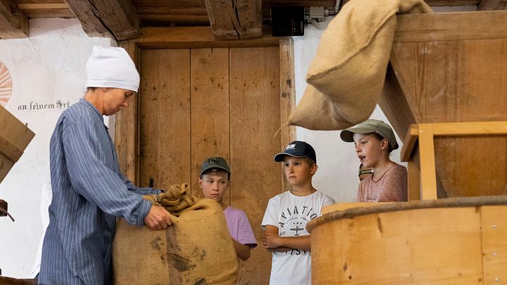 Führung einer Schulklasse durch die historische Mühle auf dem Gelände von Schloss Hallwyl.