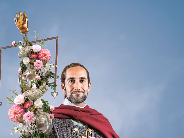 Ein römischer Legionär vor blauem Wolken-Hintergrund