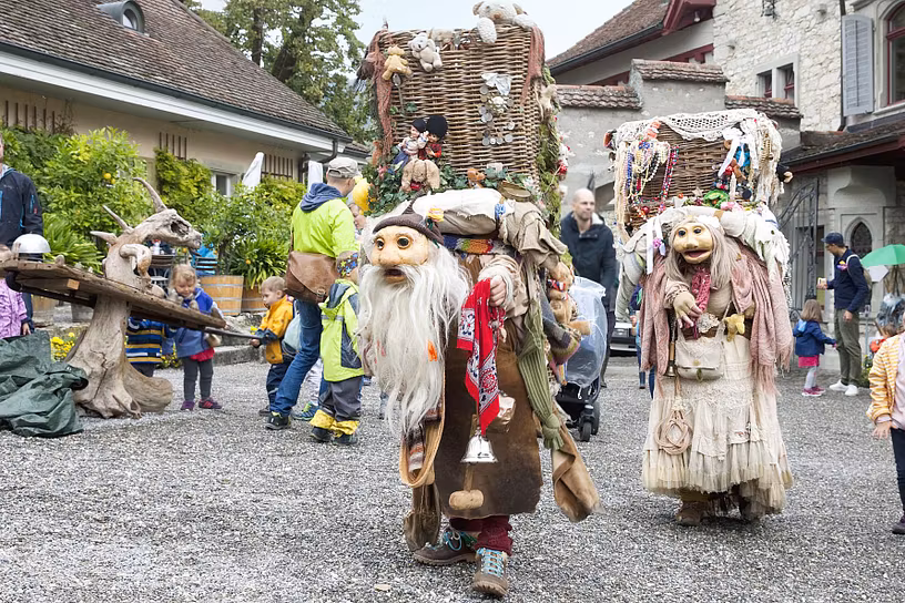 Zwei zauberhafte Kreaturen mit grossen Körben auf dem Rücken. 