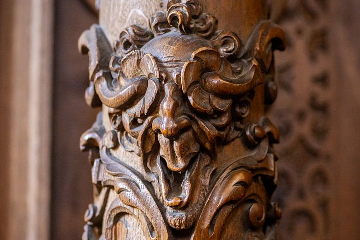 Detailaufnahme: Holzschnitzerei im Chorgestühl der Mönchskirche im Kloster Wettingen