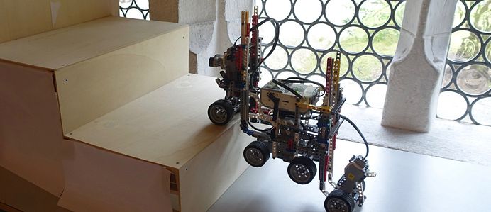 Roboter fährt Treppe hoch