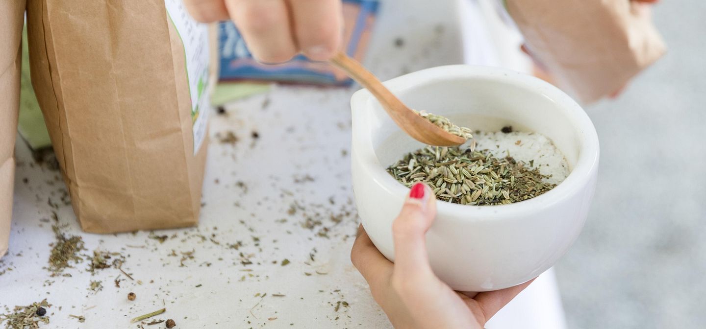 Schale mit Zutaten für Badesalz-Herstellung beim Workshop auf Schloss Hallwyl.
