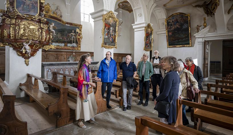 Eine Gruppe auf einer Führung in der Klosterkirche Wettingen