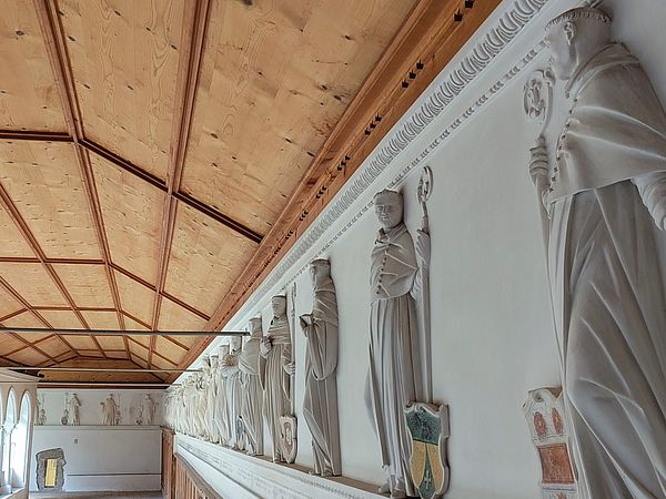 Stuckfiguren von Äbten (weiss), Dach aus Holz