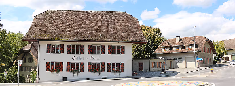 Aussenansicht und Kreisel Gasthof Bären Schlossdomäne Wildegg