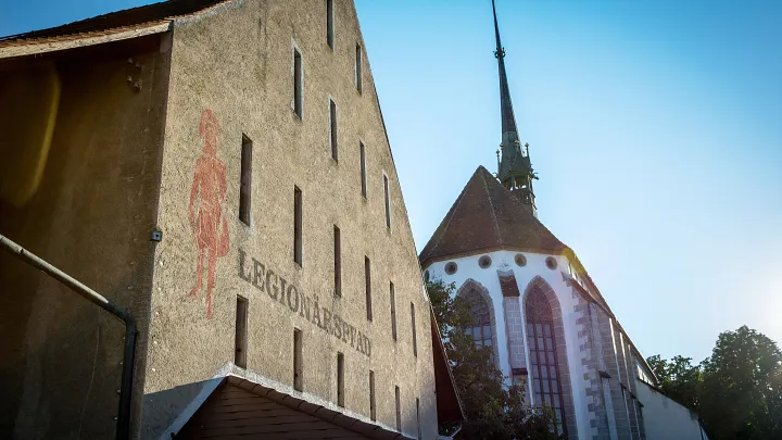 Die Klosterscheune der Klosterkirche beim Legionärspfad