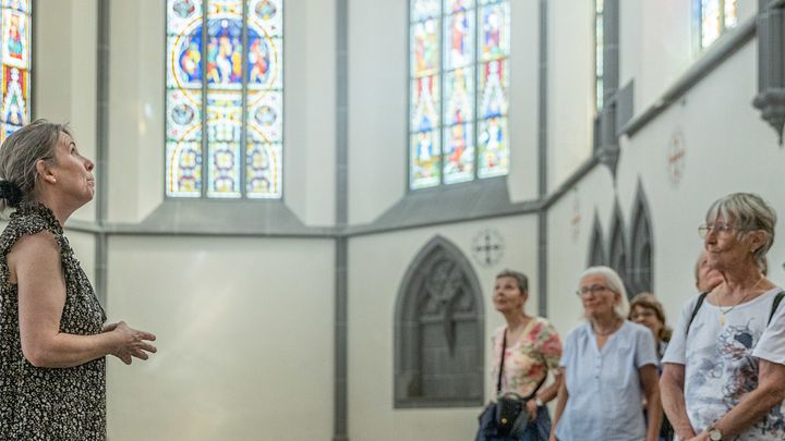 Eine Gruppenführung im Kloster Königsfelden. Im Hintergrund die berühmten Glasfenster.