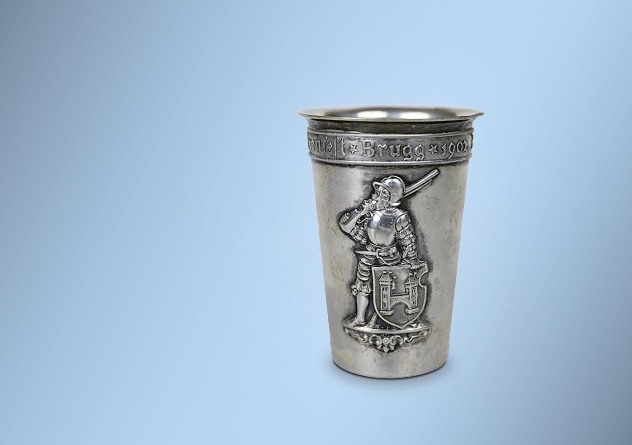 Ein Zinnbecher auf blauem Hintergrund