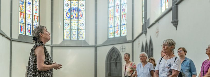 Eine Gruppenführung im Kloster Königsfelden. Im Hintergrund die berühmten Glasfenster.
