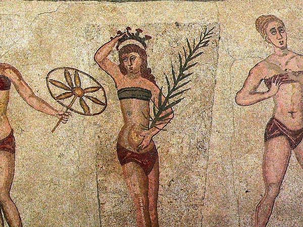 Bild von der Mosaik der Mädchen im Bikini: zehn junge Frauen beim Sport.