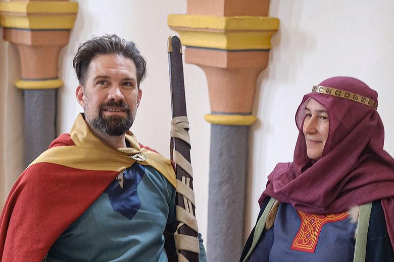 Ein mittelalterlich gekleideter Mann und eine mittelalterlich gekleidete Frau.