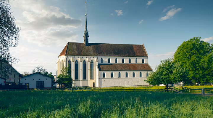 Aussenansicht Kloster Königsfelden, im Vordergrund eine grüne Wiese