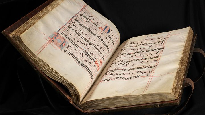 Aufgeschlagener Band 2 des Wettinger Graduale, auf dessen Seiten Gesänge mit kunstvollen Initialen zu erkennen sind.