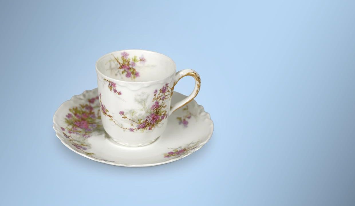 Eine Tasse auf blauem Hintergrund