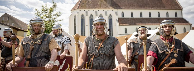 Legionäre in Rüstungen, im Hintergrund das Kloster Königsfelden