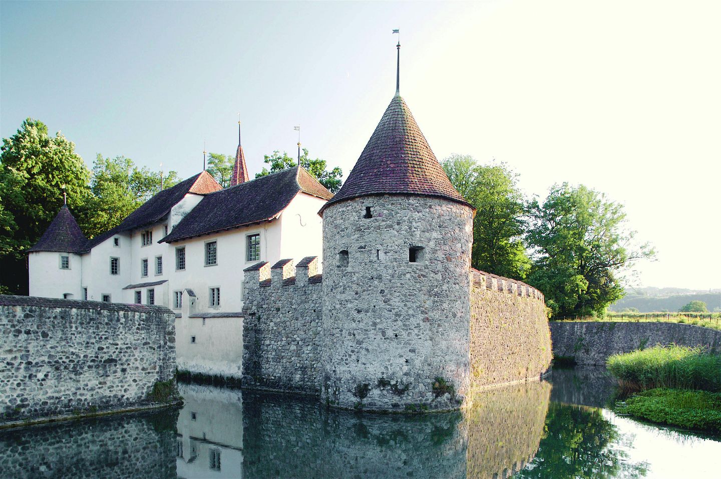 Aussenaufnahme Schloss Hallwyl mit Schlossgraben/Aabach.