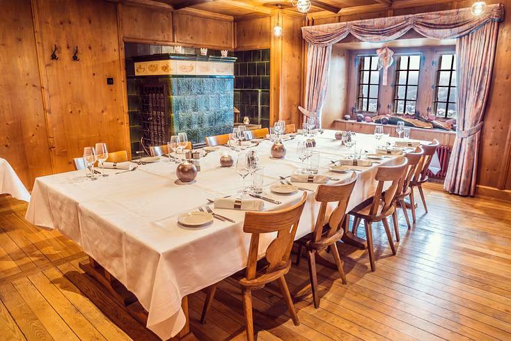 Schlossrestaurant Jägerstube Schloss Habsburg mit weiss gedecktem Tisch
