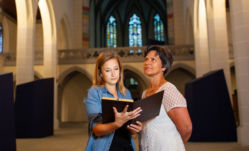 Zwei Besucherinnen schauen auf die Decke mit demTablet in der Hand im Kloster Königsfelden