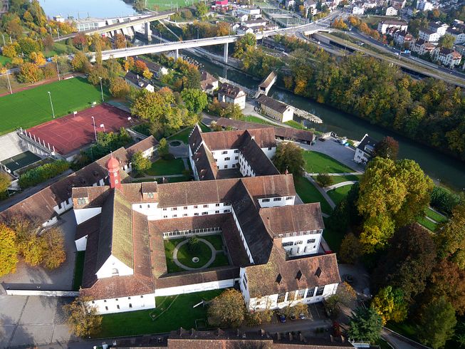 Luftaufnahme Kloster Wettingen auf der Klosterhalbinsel, im Hintergrund die Limmat.