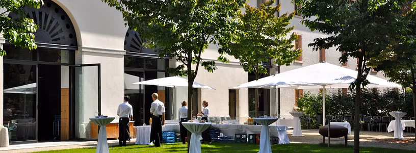 Apéro auf der Gartenterrasse der Löwenscheune auf der Klosterhalbinsel Wettingen.