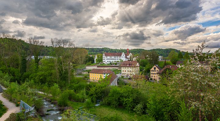Luftaufnahme Klosterhalbinsel Wettingen mit dramatischen Wolken über dem Kloster