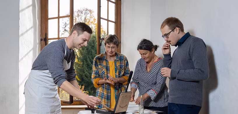 Eine Gruppe bäckt Bretzel.