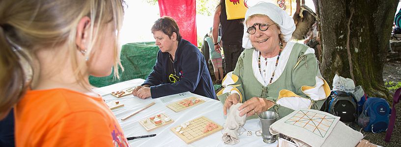 Mädchen bastelt am Familiensonntag am Schloss Habsburg