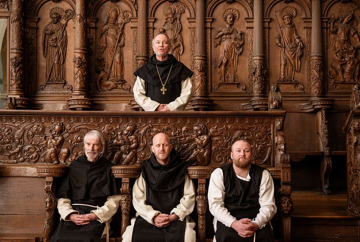 Theater "Kloster, Macht, Lebenslust" auf der Klosterhalbinsel Wettingen: Mehrere als Mönche verkleidete Schauspieler im Mönchschor des Klosters Wettingen.