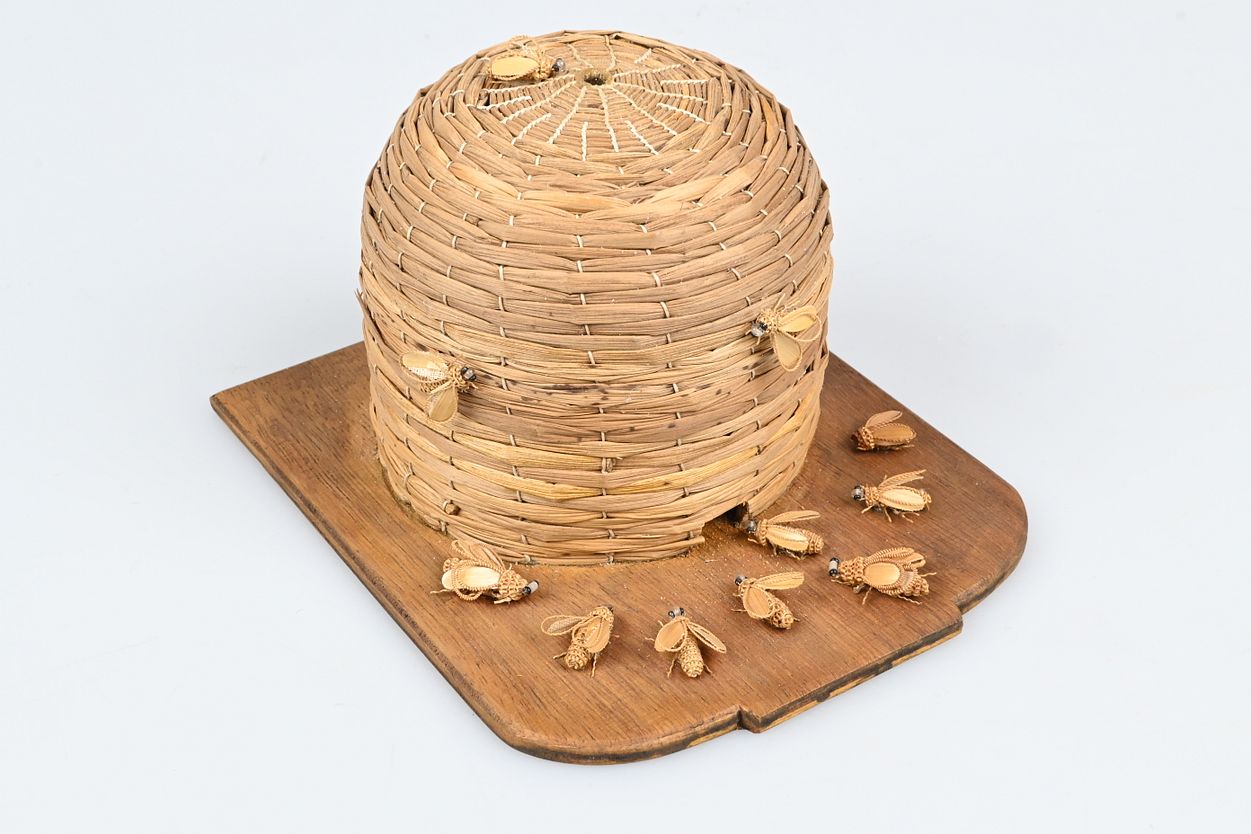 Objekt aus Stroh mit Brett aus Holz