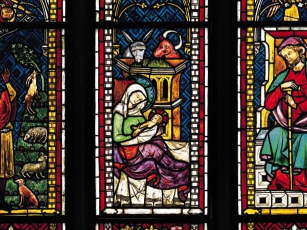 Ein sechsteiliges Glasfenster in der Kirche des Klosters Königsfelden, das die Menschwerdung Christi zeigt.