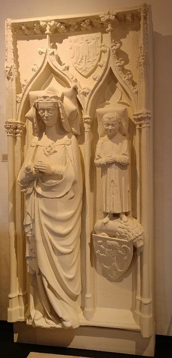 Die königliche Grabplatte von Anna von Habsburg und ihrem Sohn Karl.