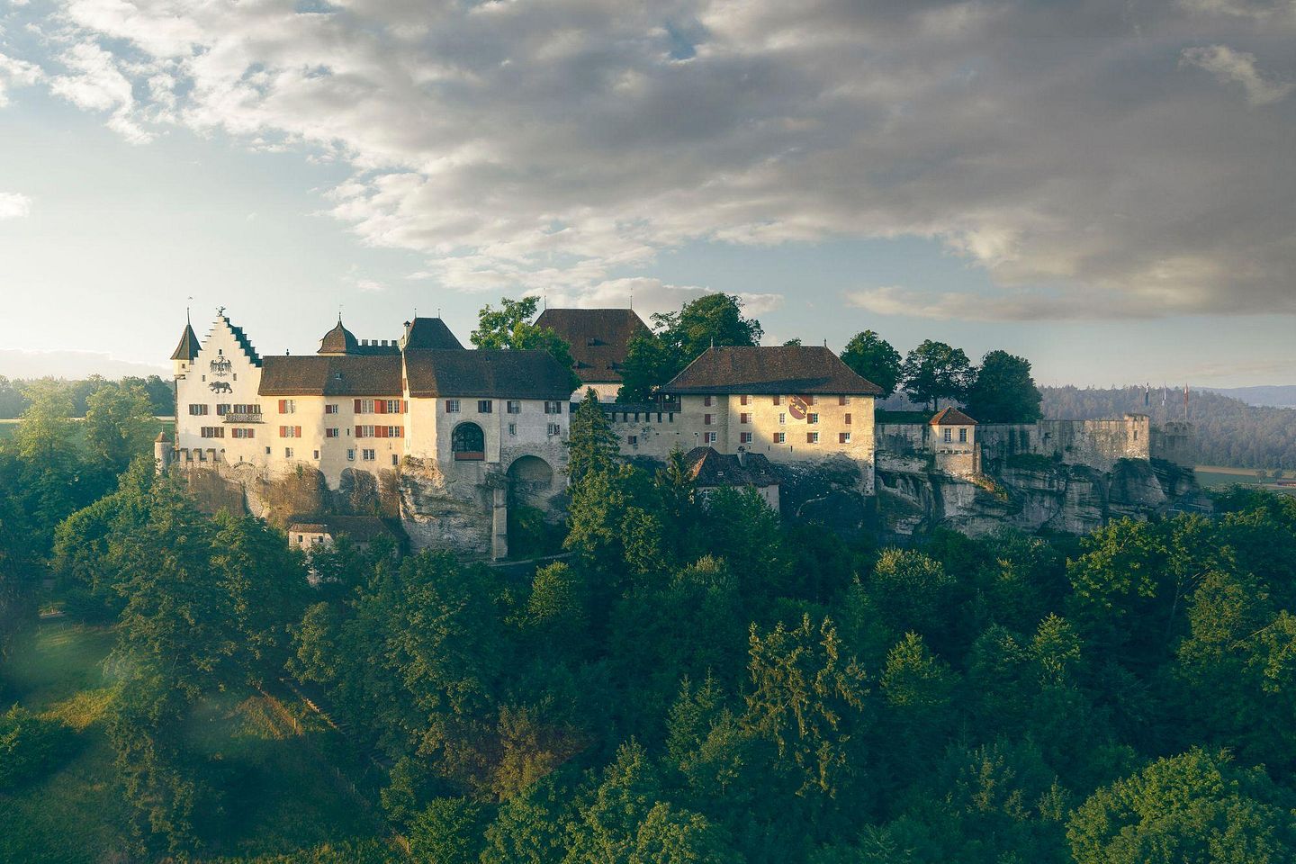 Luftaufnahme von Schloss Lenzburg mit imposanten Wolken