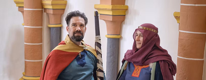 Ein mittelalterlich gekleideter Mann und eine mittelalterlich gekleidete Frau.