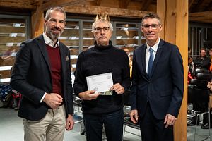 Eröffnung Museumsjahr 2024 auf Schloss Hallwyl (von links): Marco Sigg (neuer Direktor Museum Aargau), Mario Basile (Aargauer König 2024) und Lukas Pfisterer (abtretender Grossratspräsident Kanton Aargau)