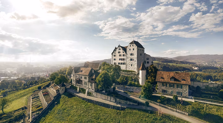 Mystische Flugaufnahme von Schloss Wildegg