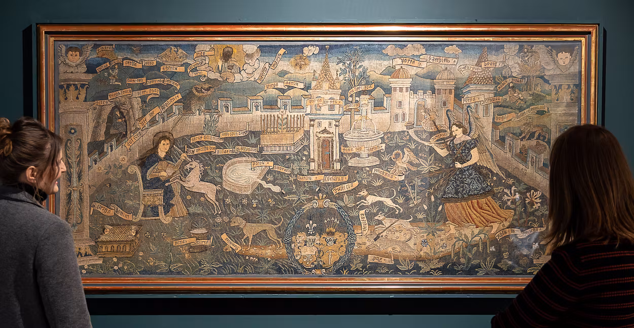 Mehrere Personen stehen vor einem Gemälde in der Einhorn-Ausstellung auf Schloss Lenzburg.