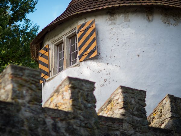 Zinne auf Schloss Hallwyl, im Hintergrund einer der Türme