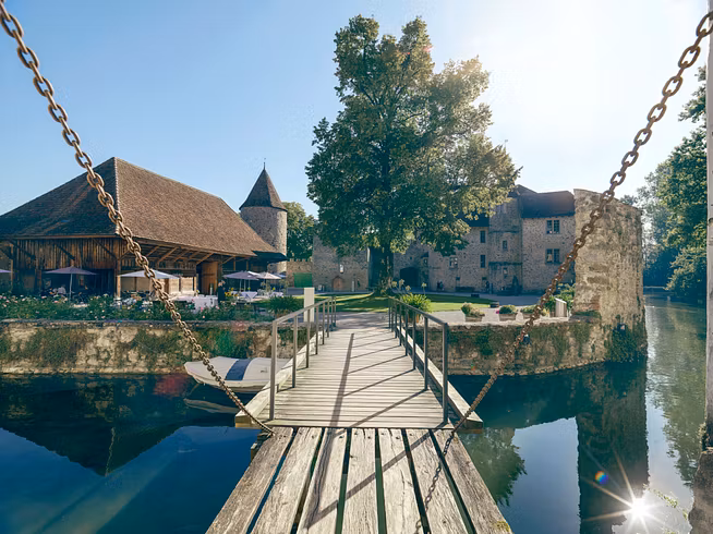 Brücke zum wunderschön Schlosshof Schloss Hallwyl