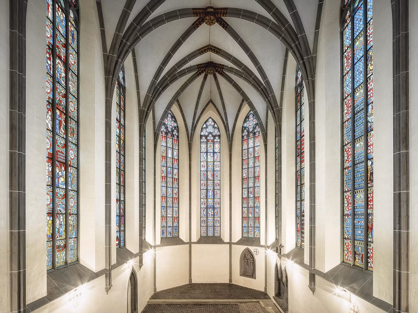Chor der Klosterkirche Königsfelden mit den berühmten Glasfenstern aus dem Mittelalter