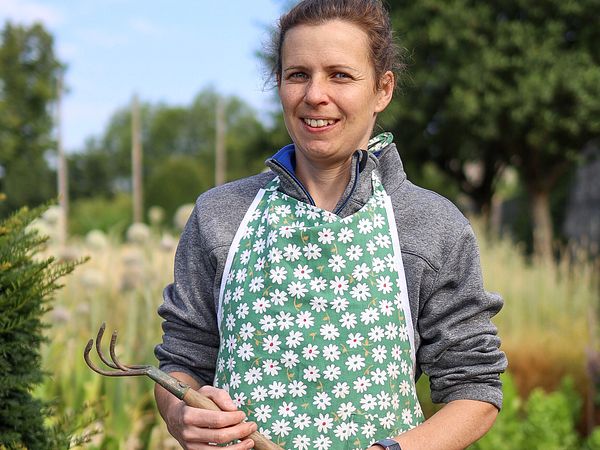 Porträt von Melissa Gögele im Schlossgarten Wildegg