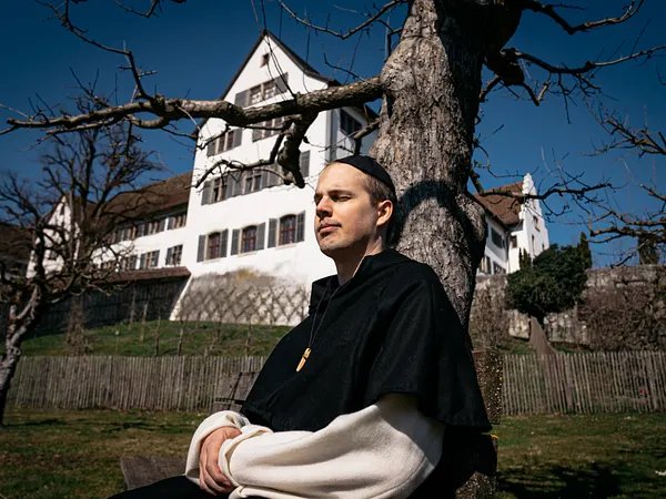 Ein Mönch vor dem Kloster Wettingen
