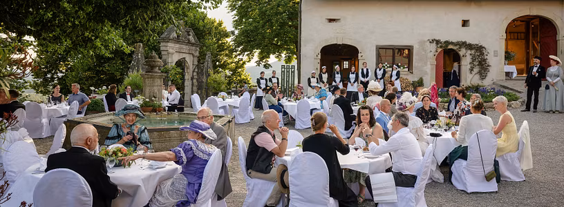 Belle-Epoque-Fest auf Schloss Wildegg: Schlosshof mit weiss gedeckten Tischen und vielen Gästen