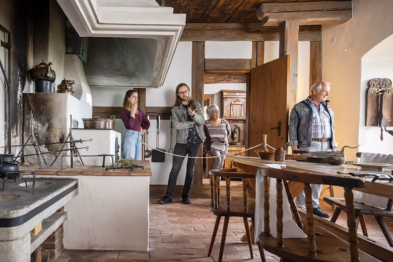 Küche mit Besuchern im Schloss Lenzburg Museum