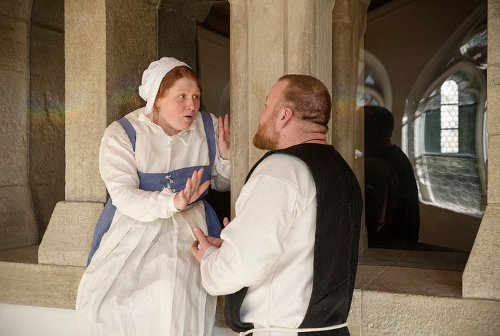 Theaterszene Klosterhalbinsel Wettingen: Eine Klostermagd spricht energisch mit einem Mönch.