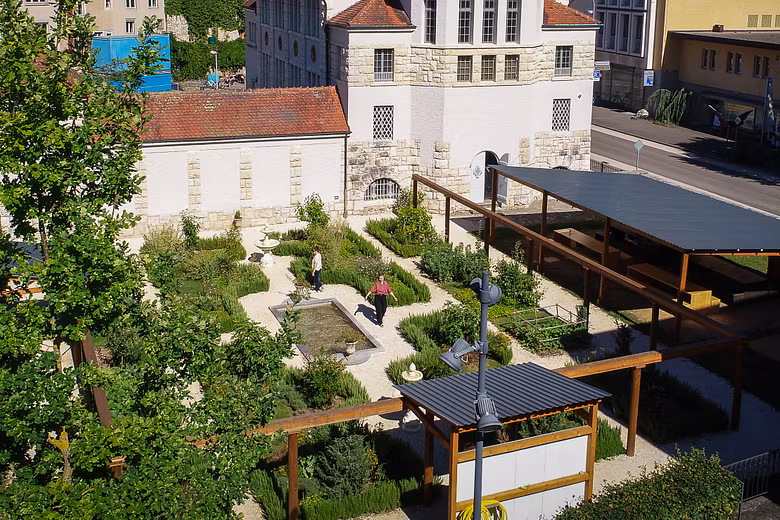 Römischer Garten Vindonissa Museum: Übersicht des Gartens mit geometrisch angelegten Wegen und Gartenbeeten. Im Hintergrund das Museumsgebäude vom Vindonissa Museum.